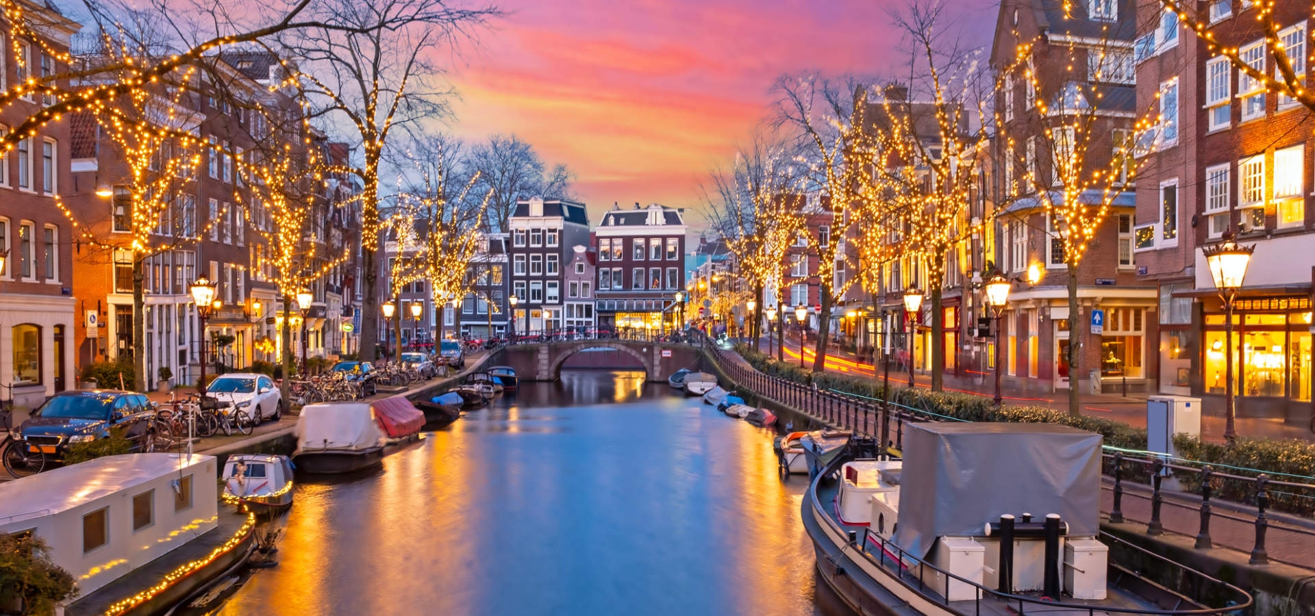 Sfeervolle straatverlichting aan de Amsterdamse grachten tijdens kerst