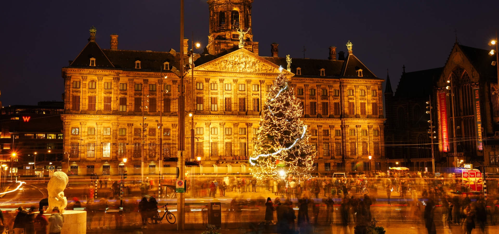 De kerstboom voor het Koninklijk Paleis op de Dam is een imposante verschijning