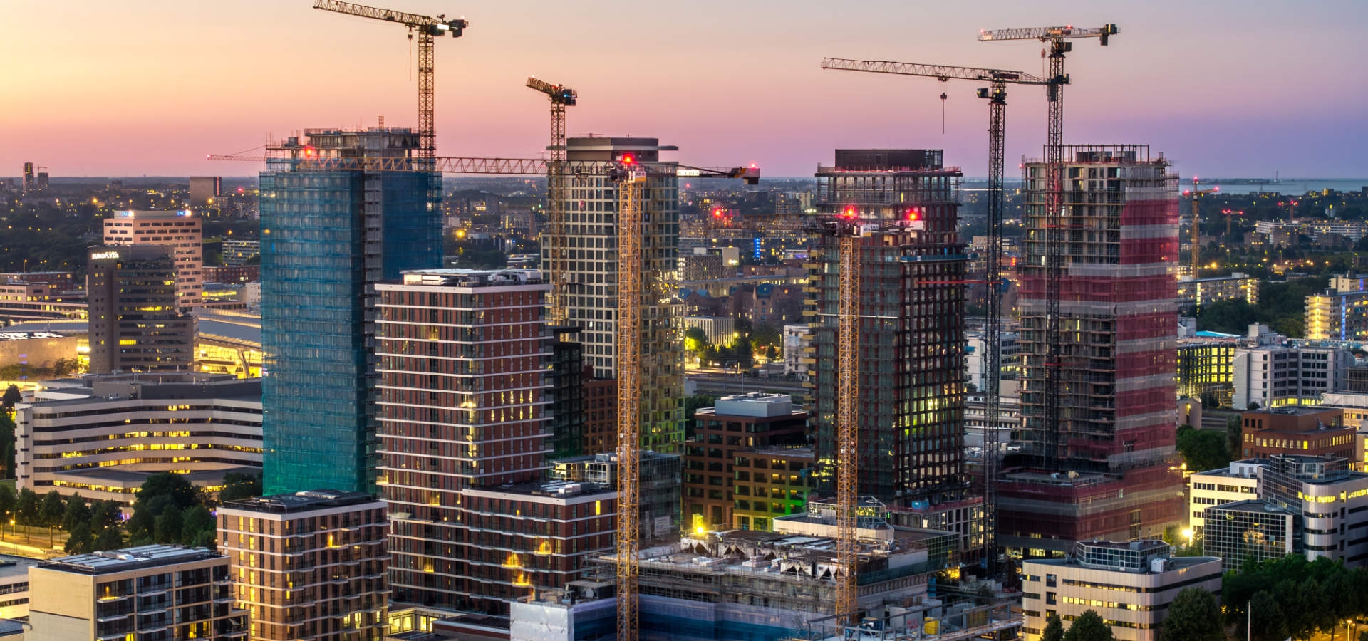 Stadsgezicht met bouwactiviteiten
