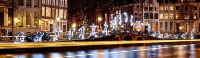 Amsterdam Light Festival langs de grachten in de avond