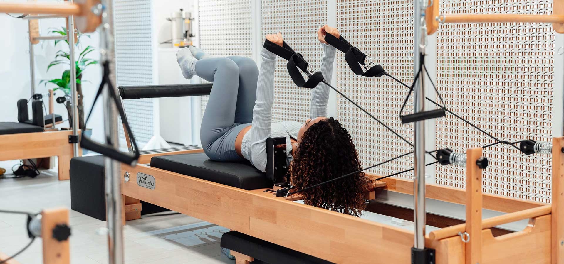 Afwisselen tussen thuis trainen en een professionele studio voor optimale resultaten.