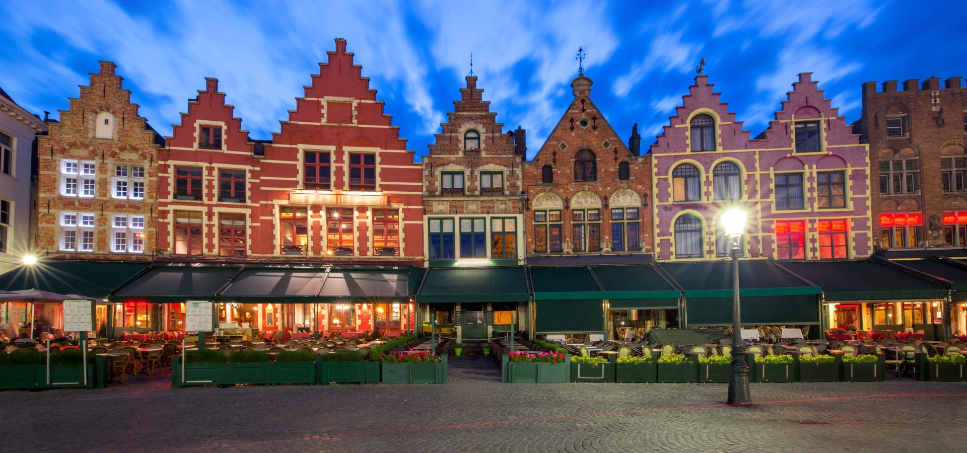 De markt in Brugge met gezellige terassen.