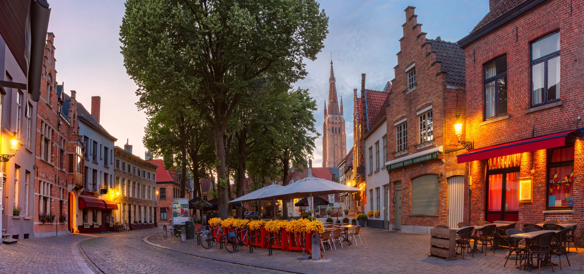 Het Walplein in Brugge begin avond met gezellige terrassen