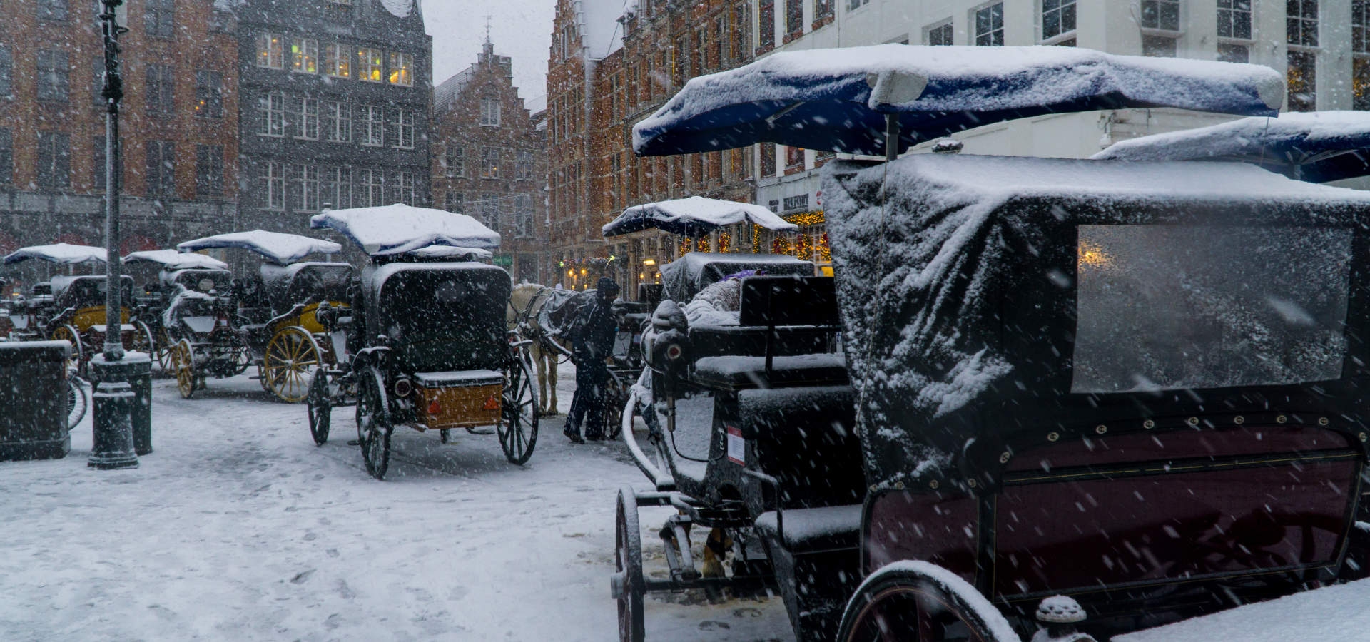 Verlichte Brugse straat tijdens Winter Glow.