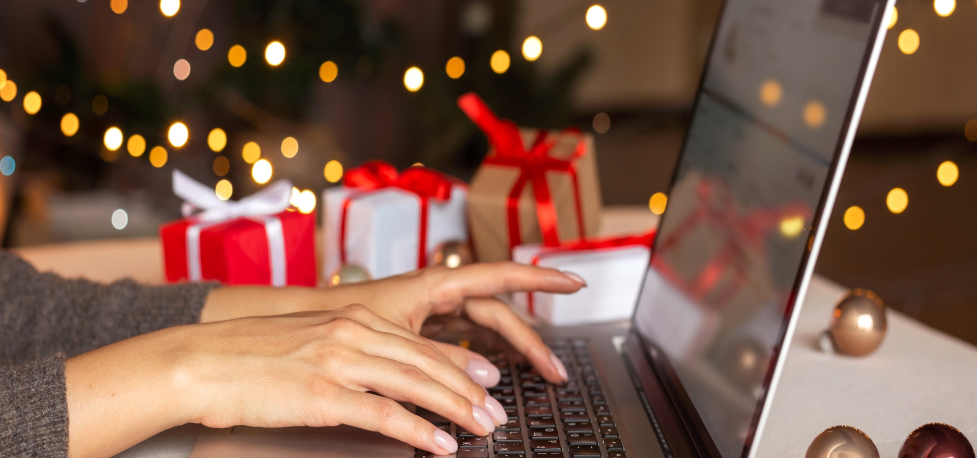 Kerstcadeaus onder de boom met cadeaupapier en kortingacties