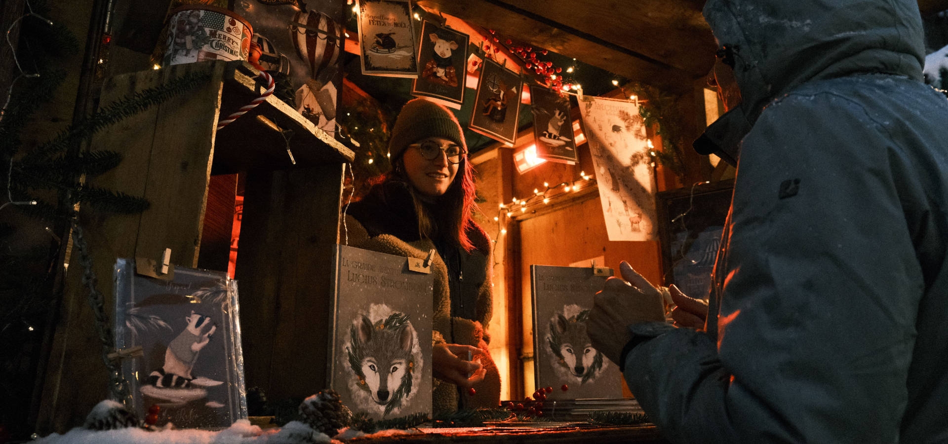 Opvallende kerstmarktkraam met een duidelijke banner