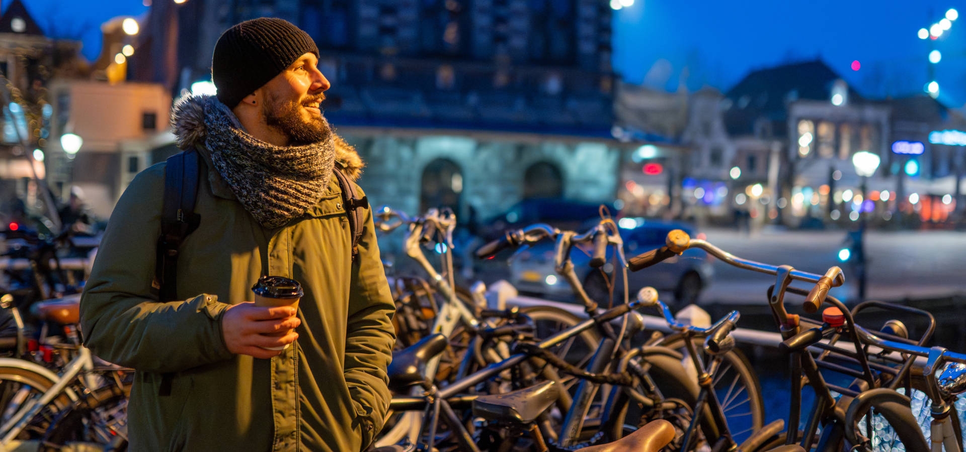 Elektrische fiets in Nederlandse winterse stadsstraat