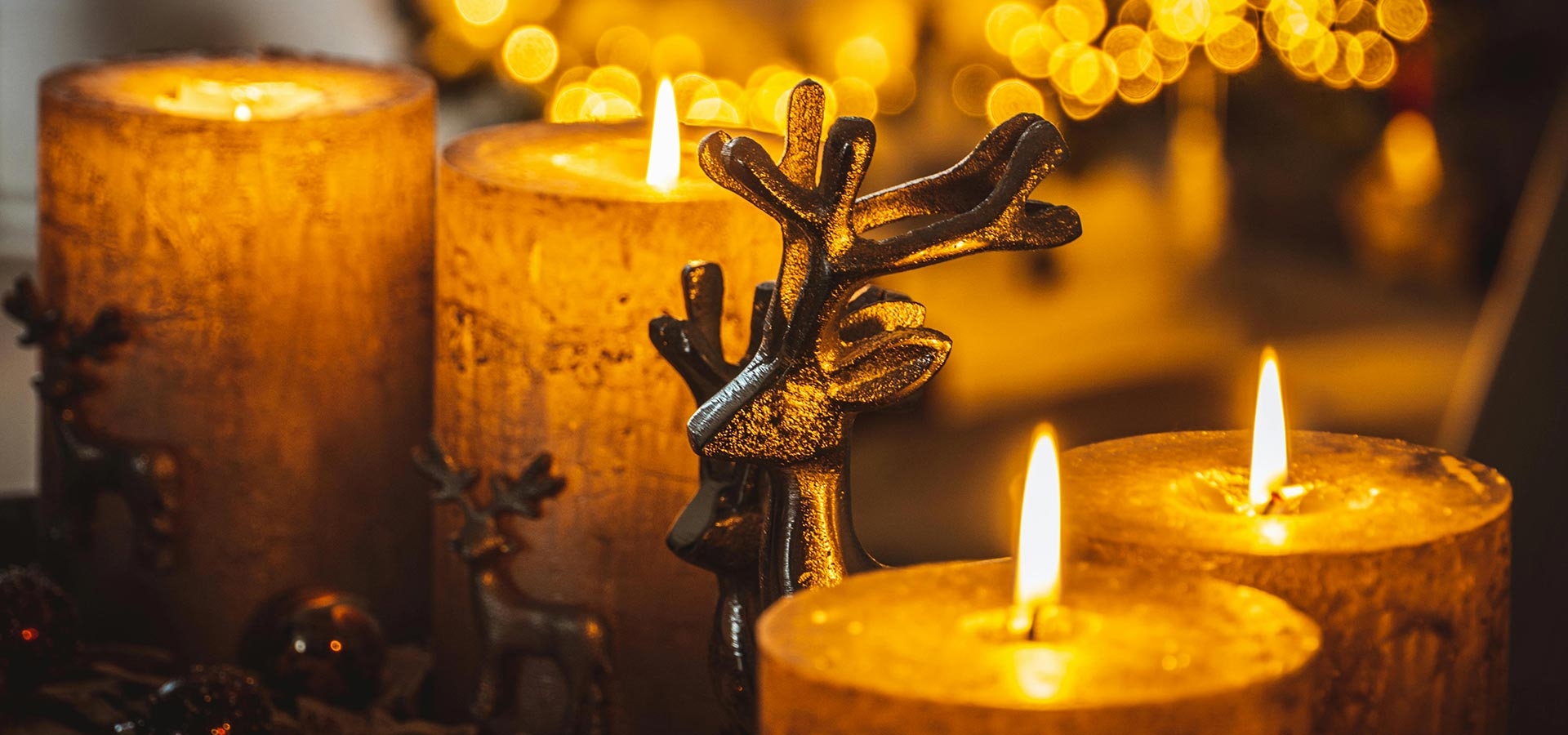Brandende kaarsen en een rendierdecoratie zorgen voor warme kerstsfeer