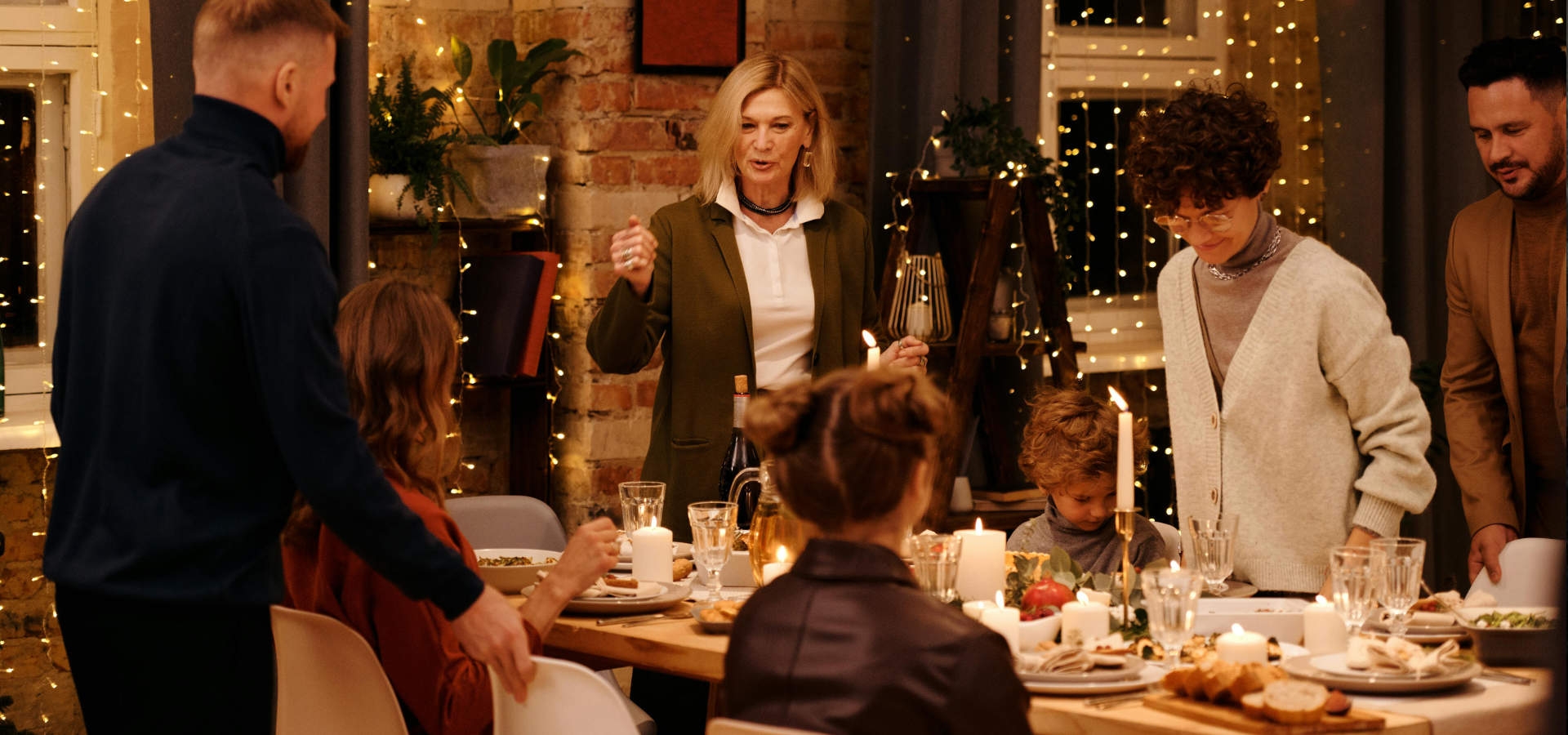 Bijgerechten kersttafel kleurrijk en feestelijk