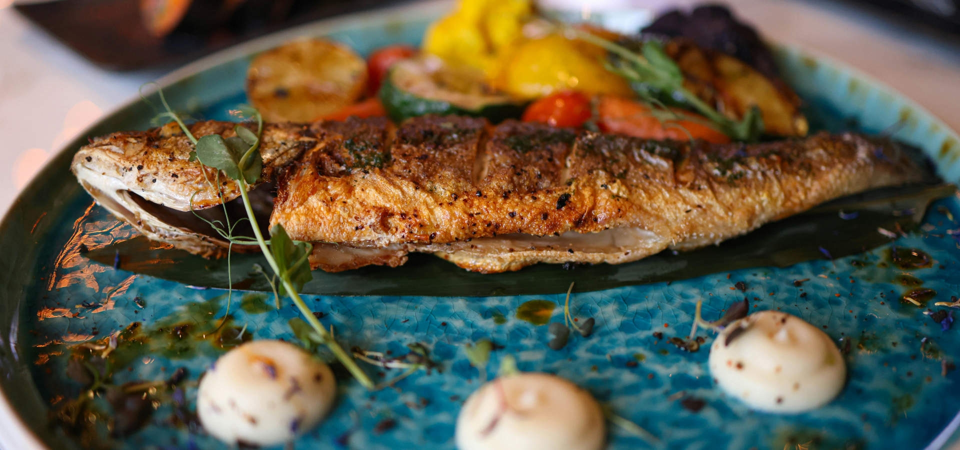 Hoofdgerecht moderne kersttafel vis en groenten