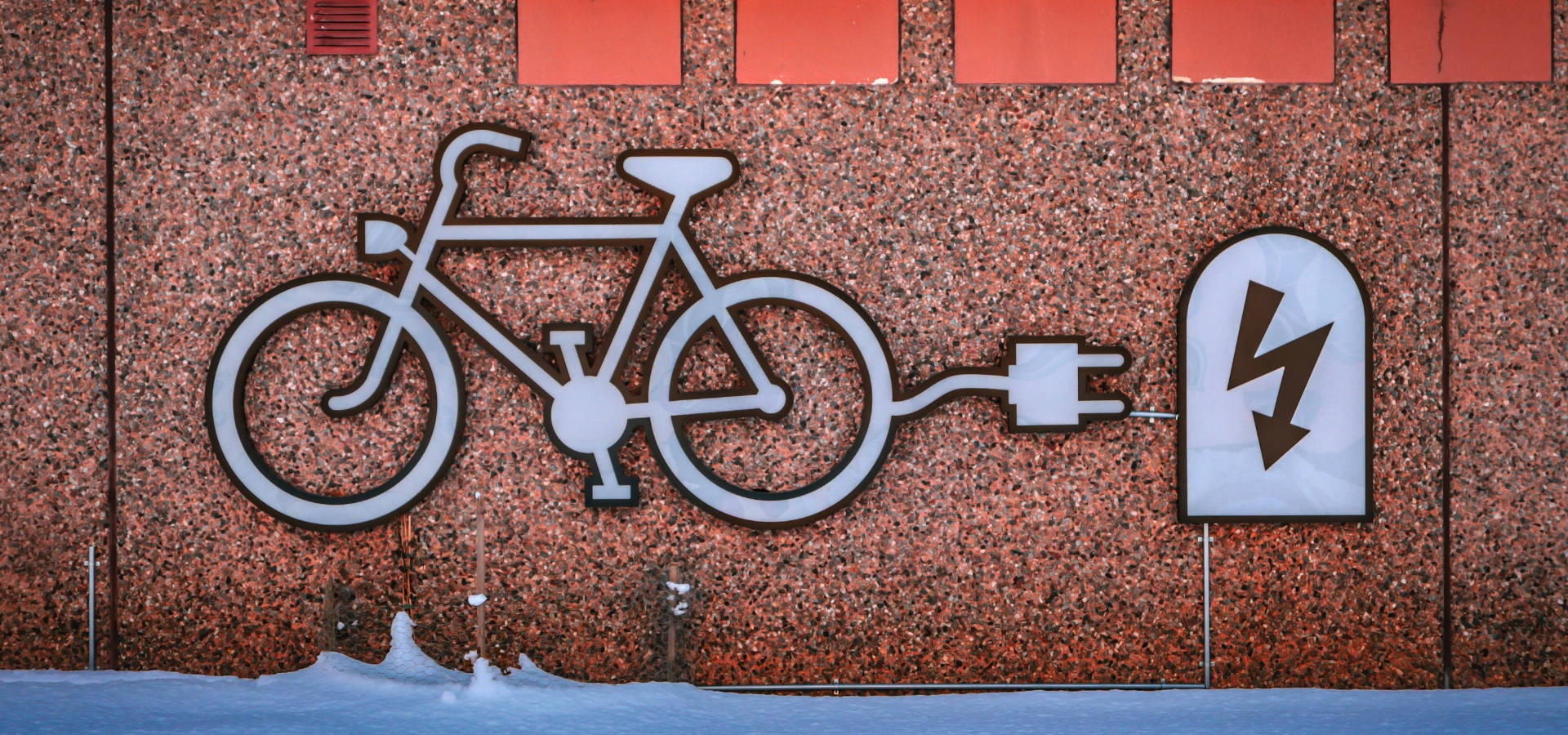 Luxe touring e-bike met brede banden voor winterse ritten
