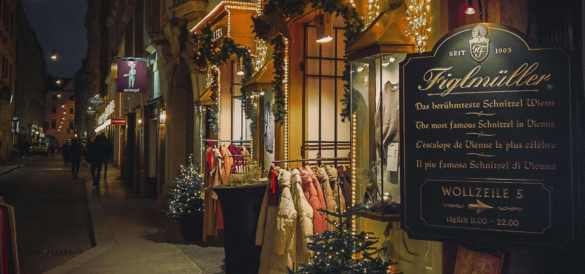 Straat versierd met kerstlichtjes in decembertijd