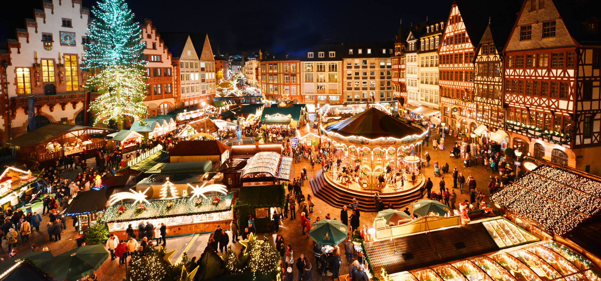 Sfeervolle kerstmarkt tijdens een donkere winteravond