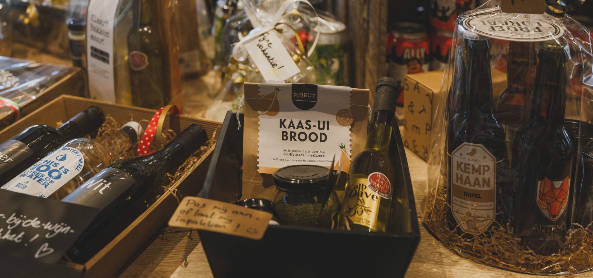 Traditioneel kerstpakket als fysiek cadeau voor medewerkers