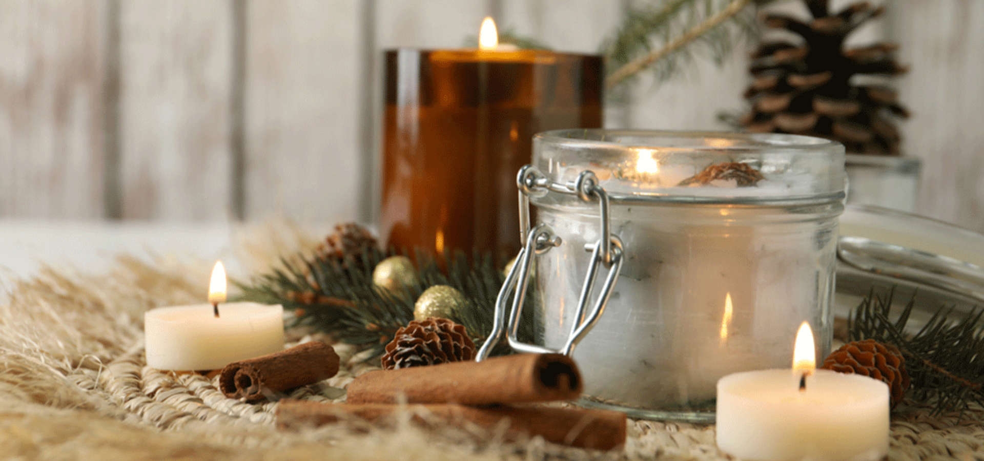 Kerstgeuren met potpourri, kruiden en geurkaarsen