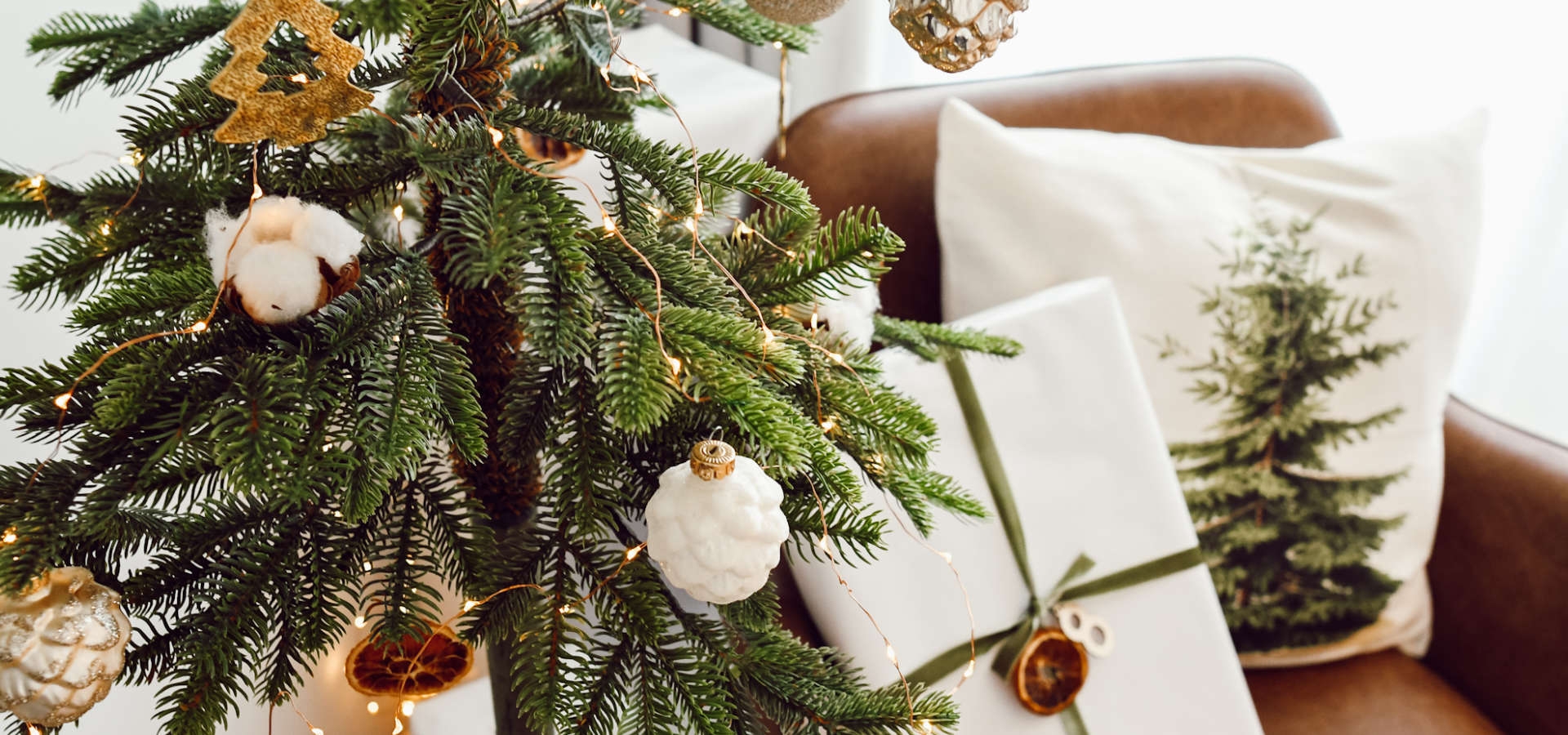 Natuurlijke kerstdecoraties met dennentakken en dennenappels