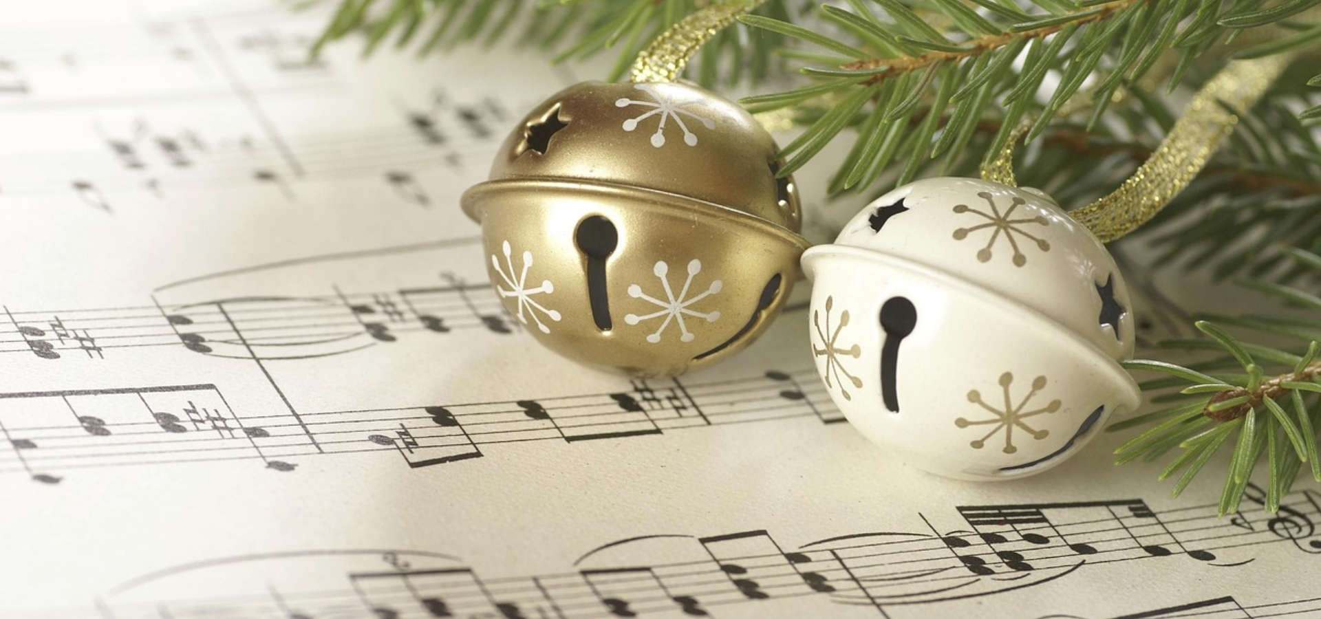 Kerstmuziek en knapperend haardvuur voor sfeer