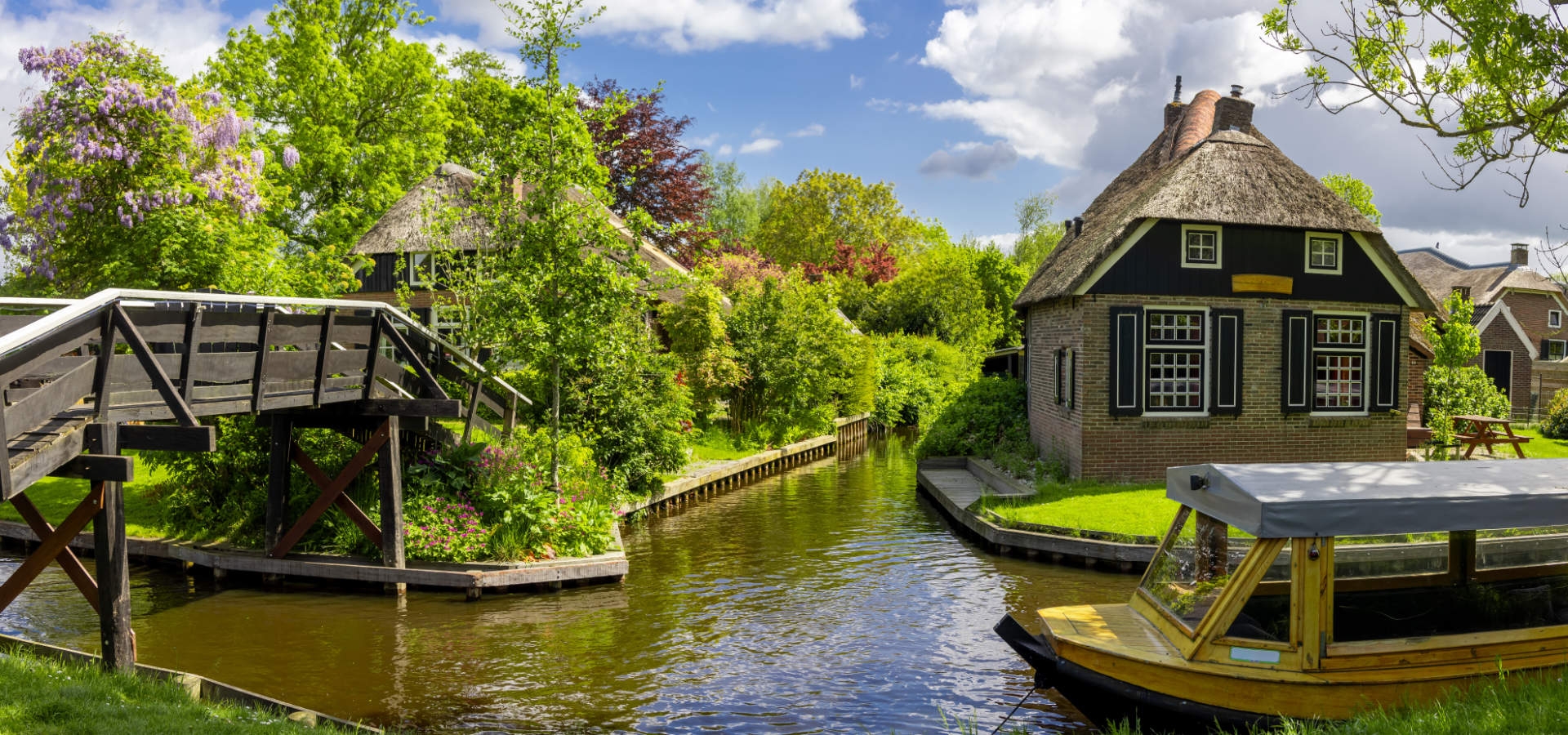 Waterrijk dorp met grachten en boten tijdens een winterse dag