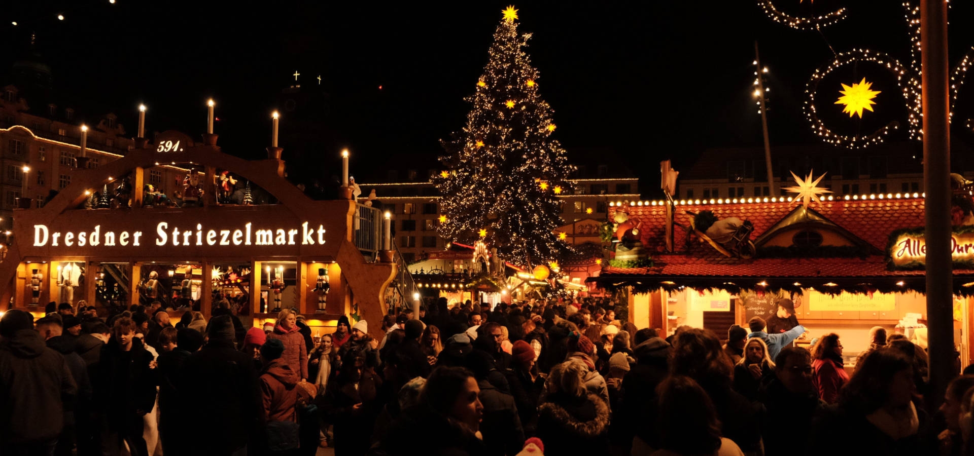 Historische Europese binnenstad met sfeervolle kerstmarkt in de winter