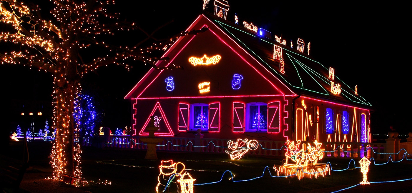 Woning versierd met betaalbare kerst ledverlichting maakt de straat gezellig.