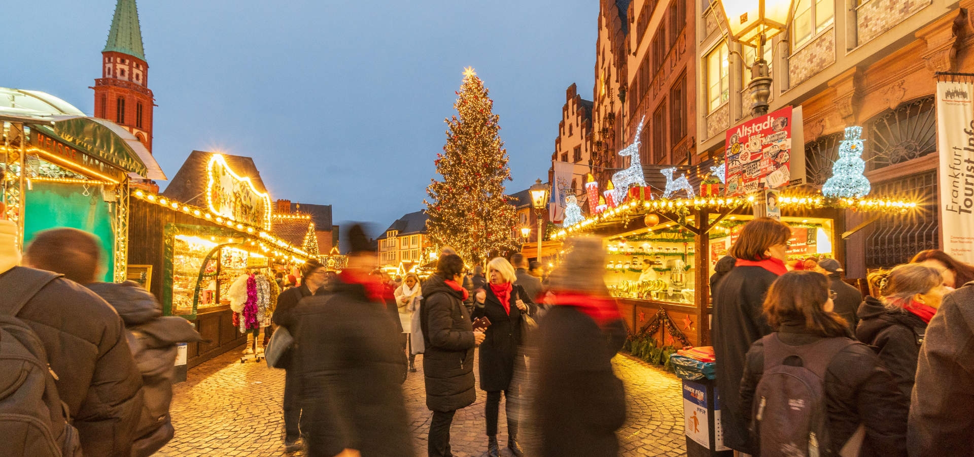 Verlichte kerstmarktkraam tijdens een sfeervolle winteravond