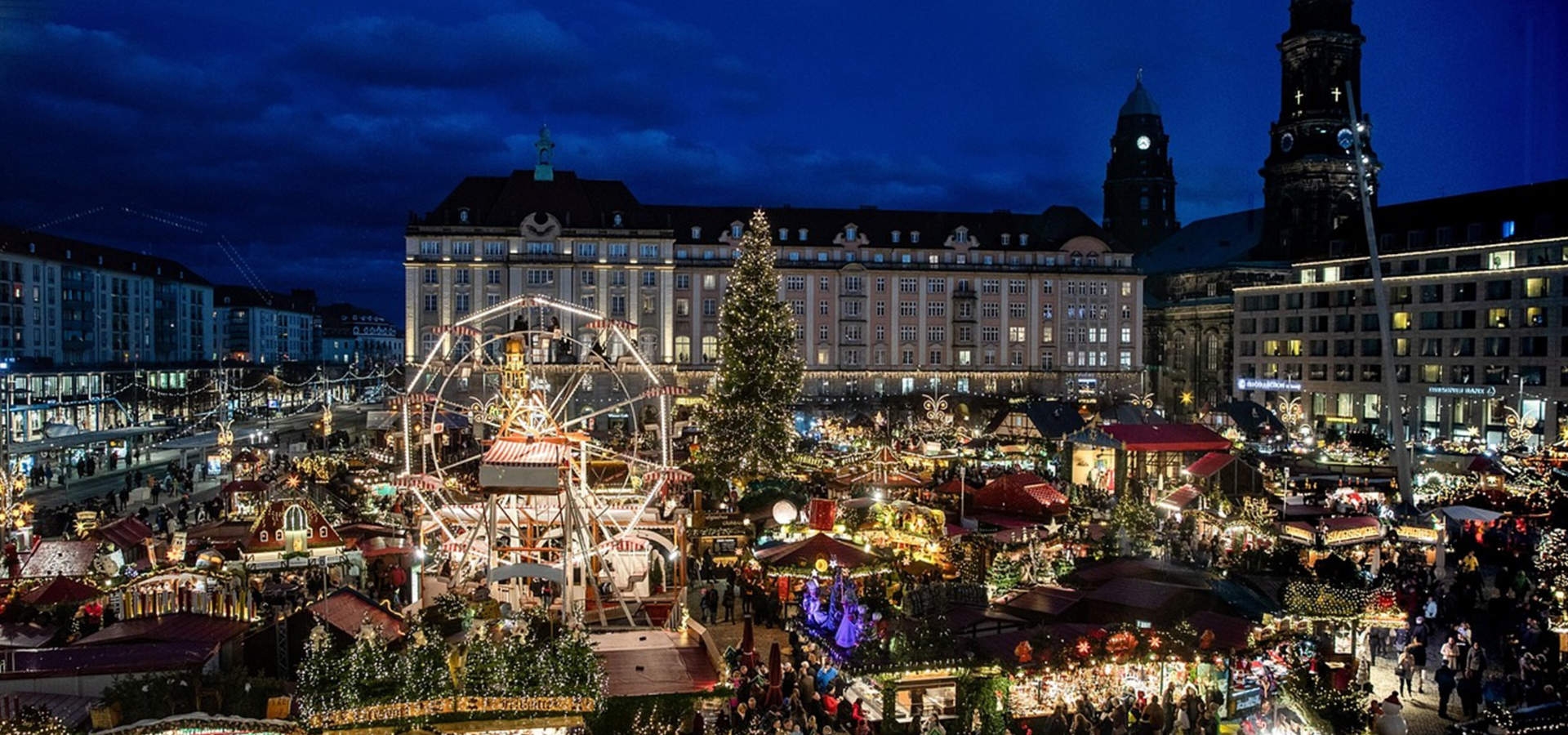 Collega’s op kerstmarkt dragen mutsen