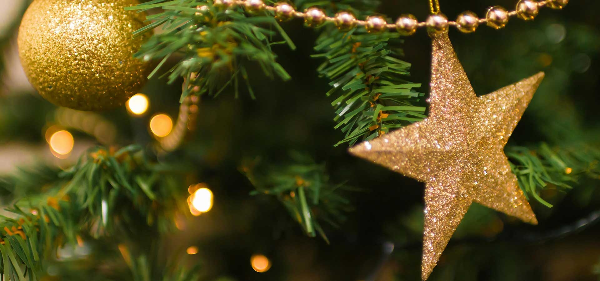 Kerstboom met glinsterende glitterballen en matte ornamenten