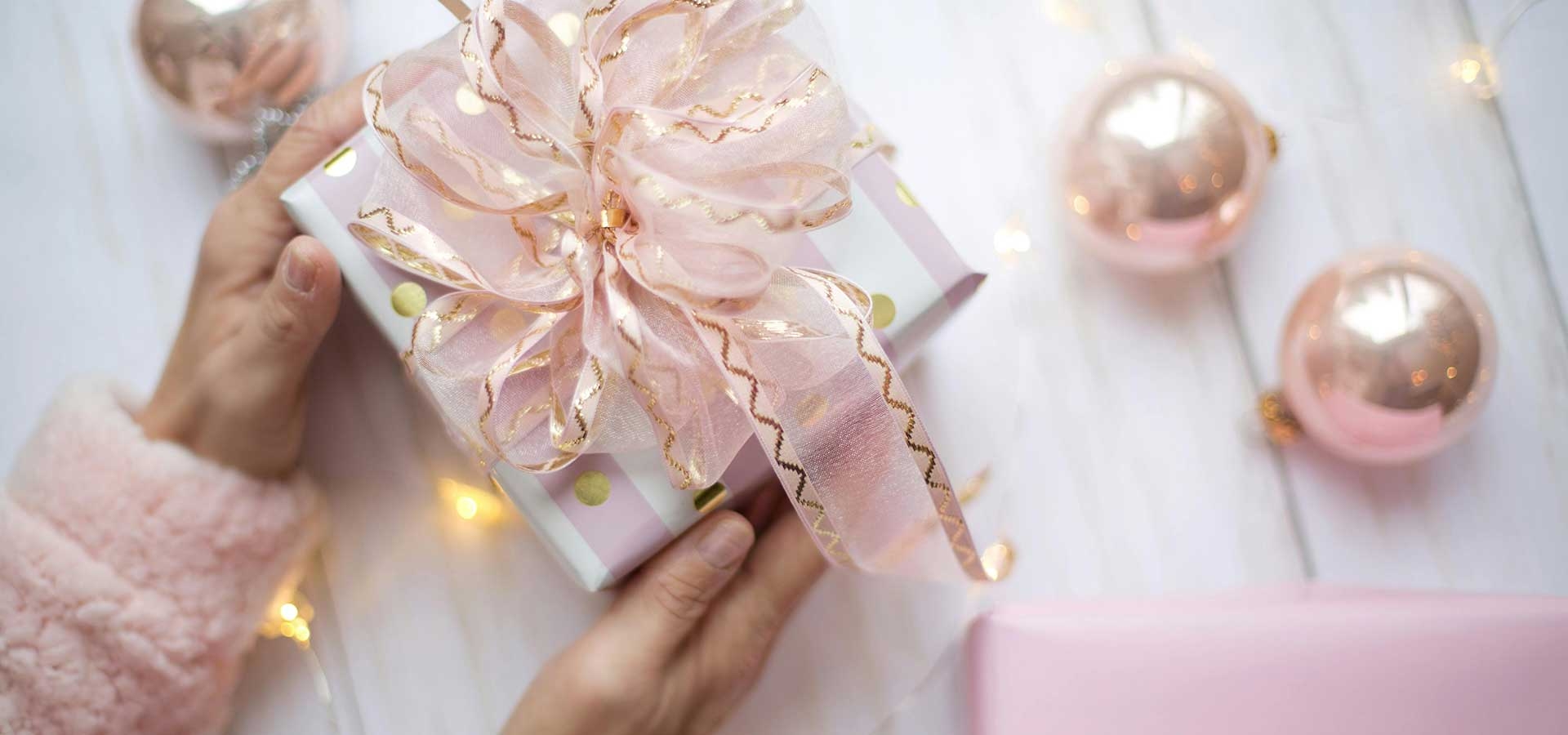 Kerstbal in pastel tint mintgroen en poederroze in moderne sfeer