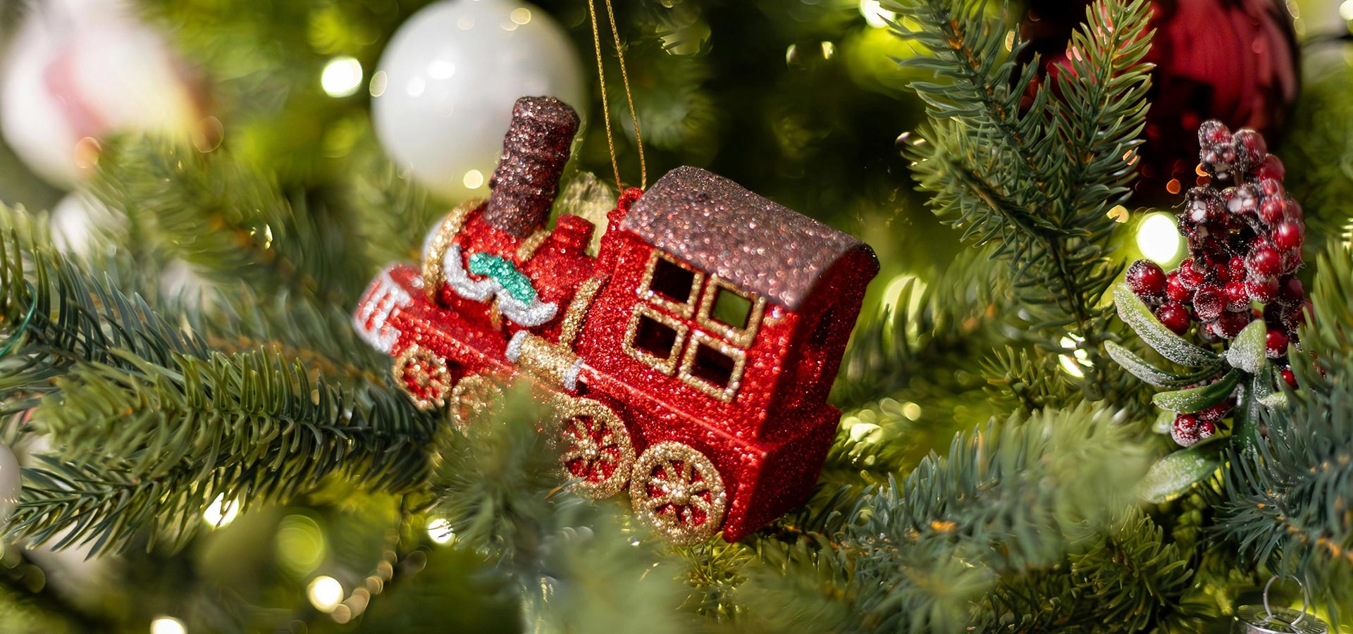 Rode glittertrein als vrolijke kerstboomversiering.
