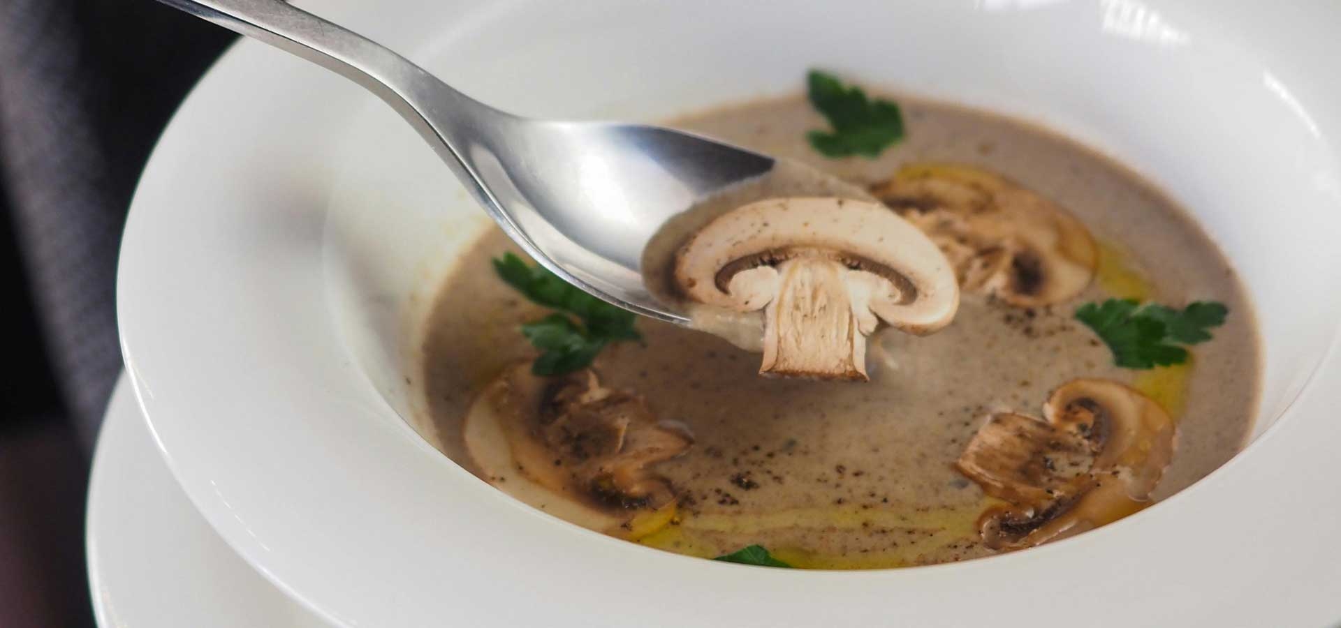 Voeg een vleugje luxe toe aan de maaltijd met een romige champignonsoep met truffelolie.