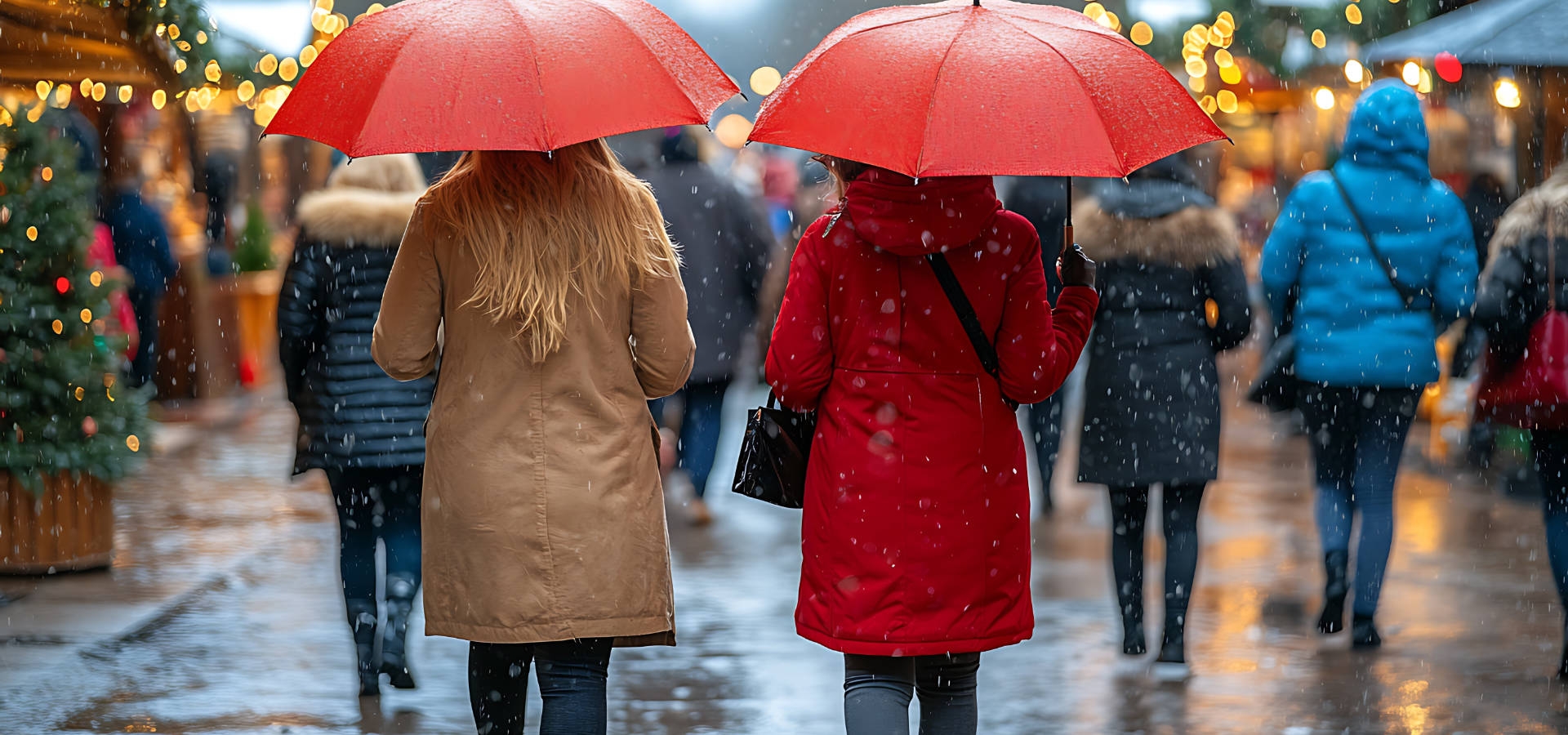 Kerstmarkt tijdens regenachtig winterweer
