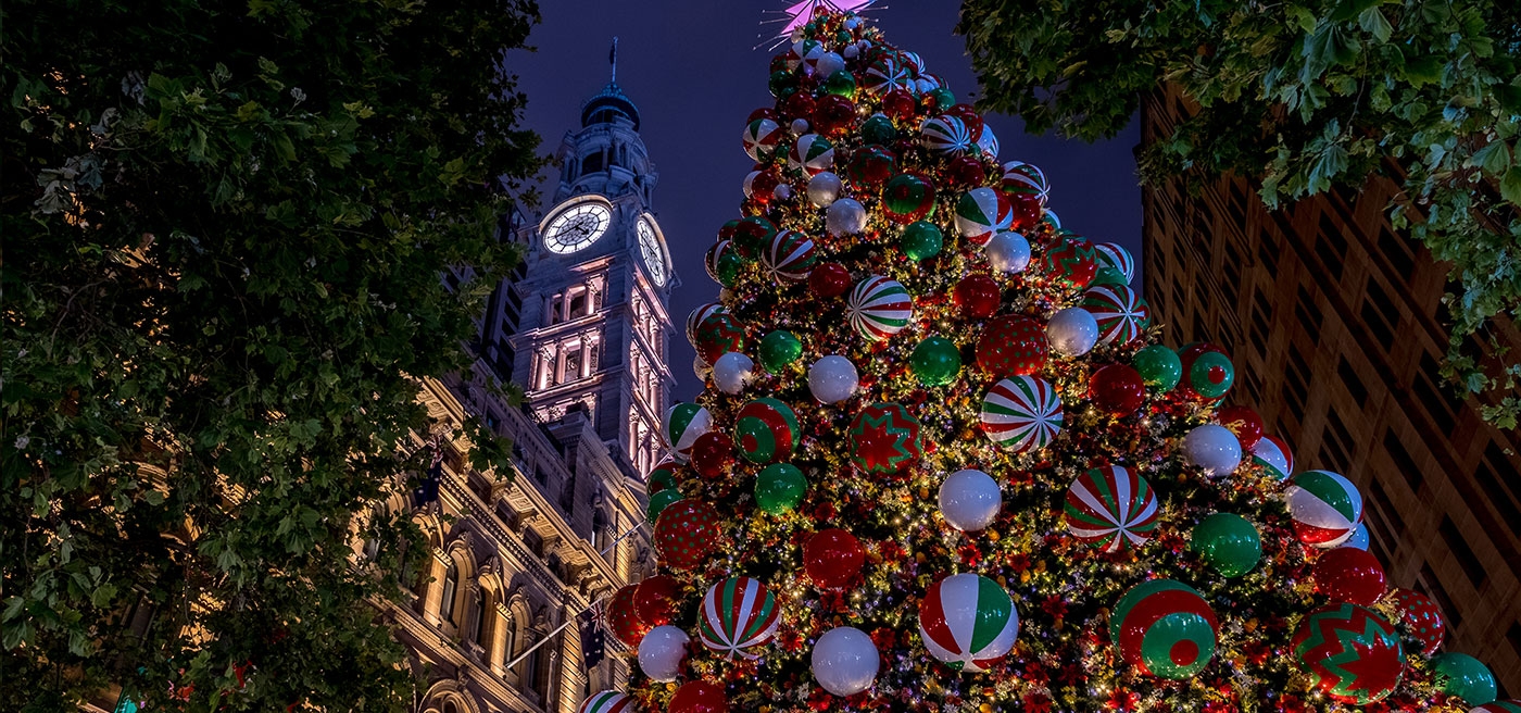 Op de kerstmarkt in Sydney bij Martin Palace staat een met 58.000 lampjes verlichte kerstboom.