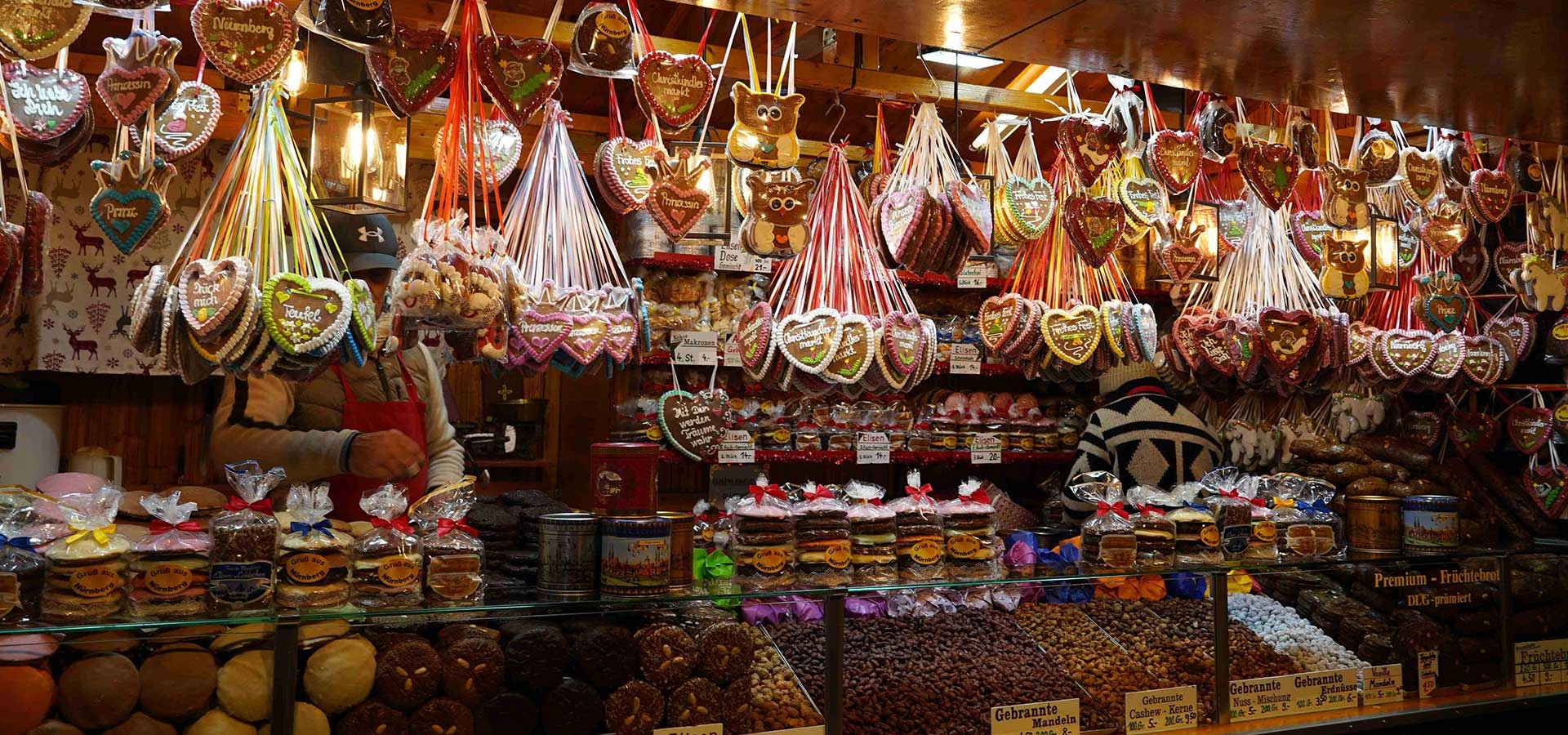 Kerstinkopen en souvenirs op een Duitse kerstmarkt
