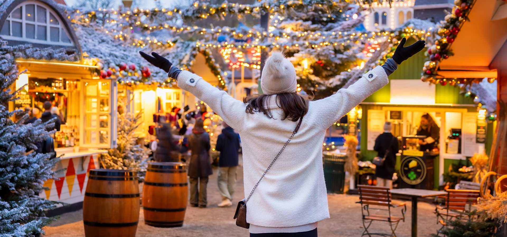 Gezellige kerstmarkt met lichtjes, houten kraampjes en winterse sfeer in een Europese stad