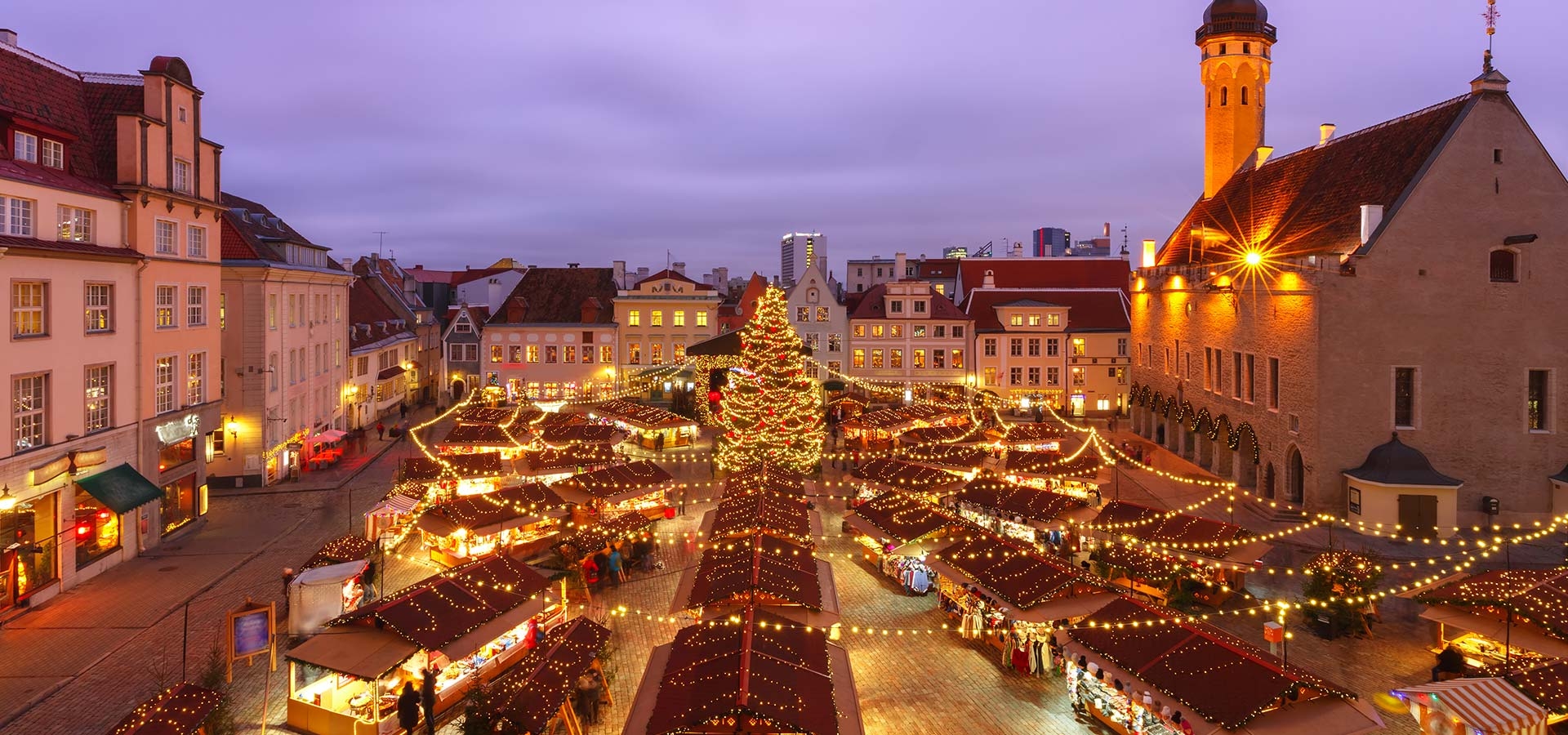 Versierde en verlichte kerstboom op de kerstmarkt in Tallinn, Estland