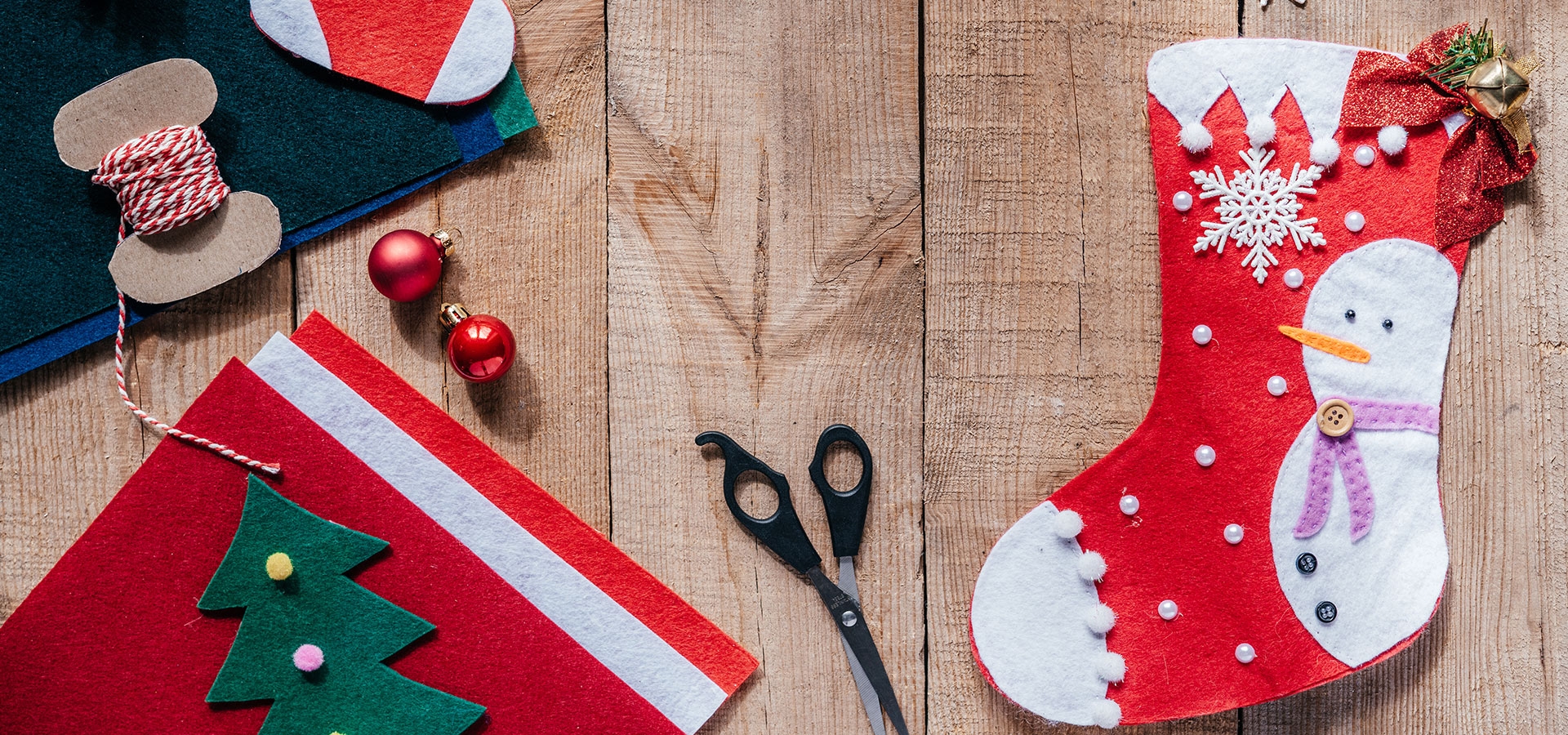 Personaliseer je kerstsok en naai er bijvoorbeeld kleine kerstboompjes op of kerstballen.