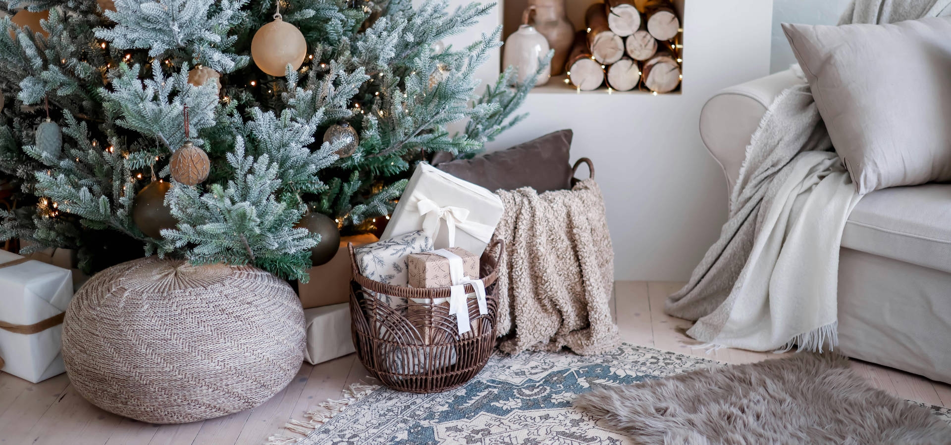 Warme moderne woonkamer met kerstdecoratie en een sfeervol tapijt