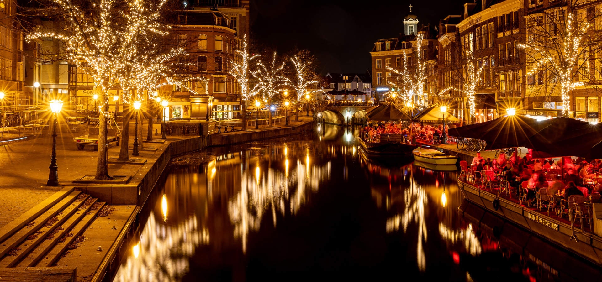 Historische stad met sfeervolle verlichting tijdens de winter