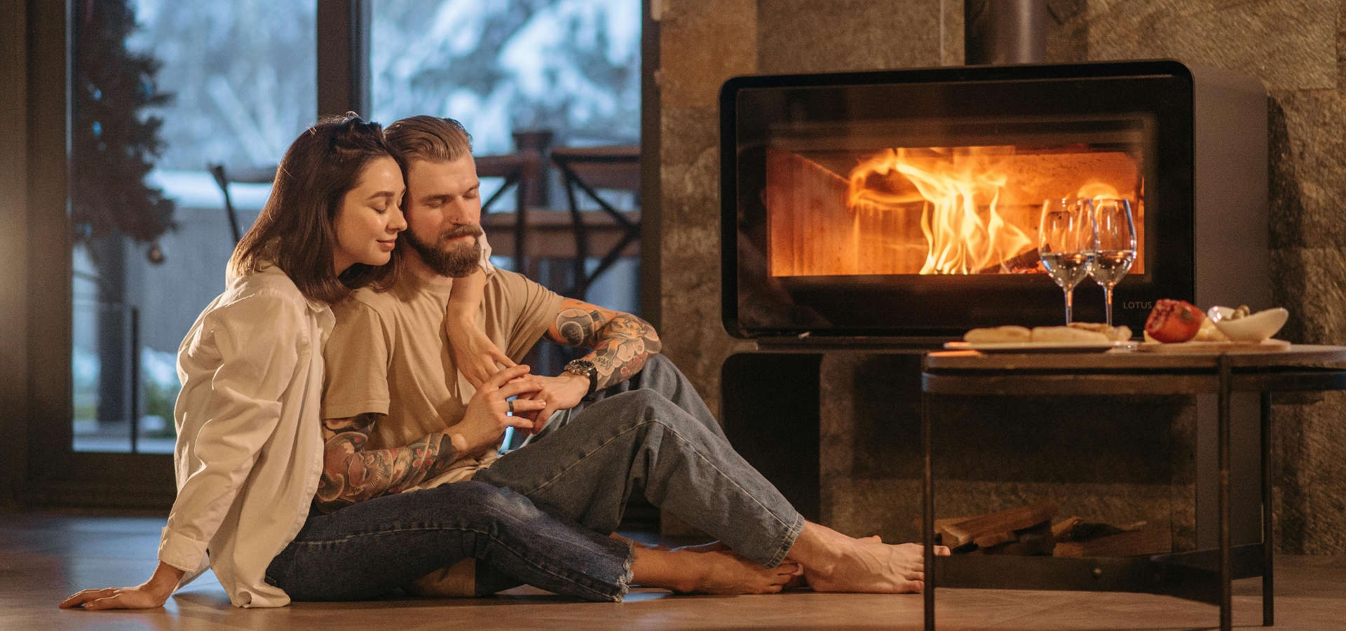 Gasten in wellness lodge genieten winter kerstsfeer