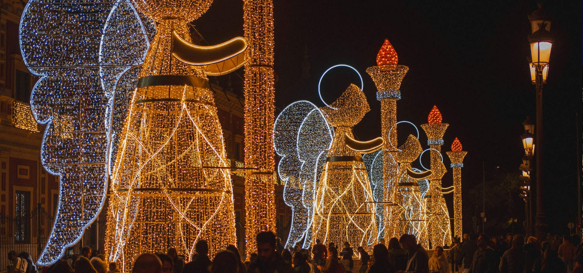 Grote licht kunstwerken in Sevilla tijdens de kerst periode