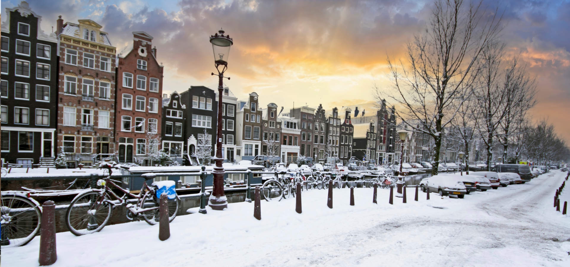 Winterse sfeer in Amsterdam langs de gracht.