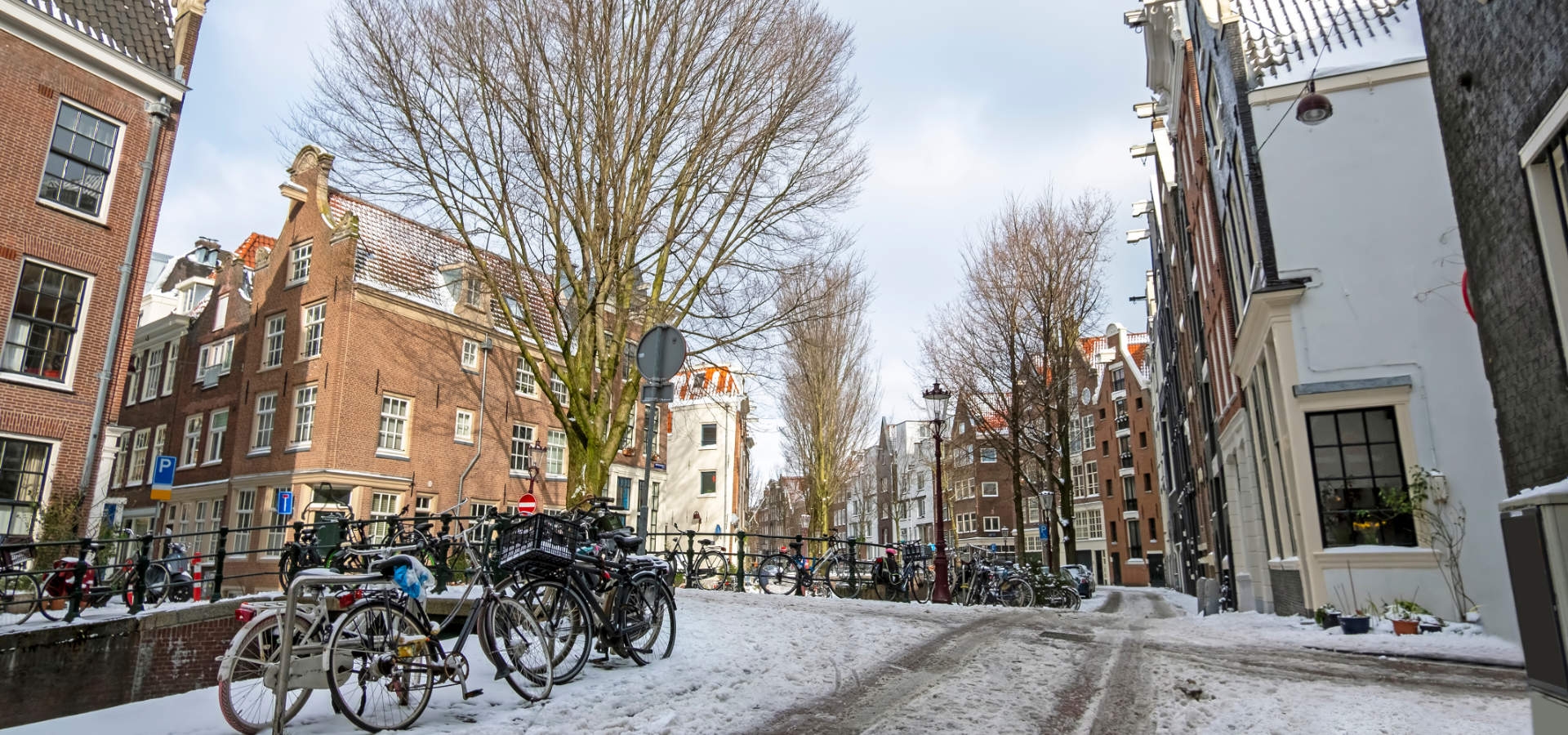 Sneeuw gevallen in Amsterdam wat zorgt voor winters sfeer.