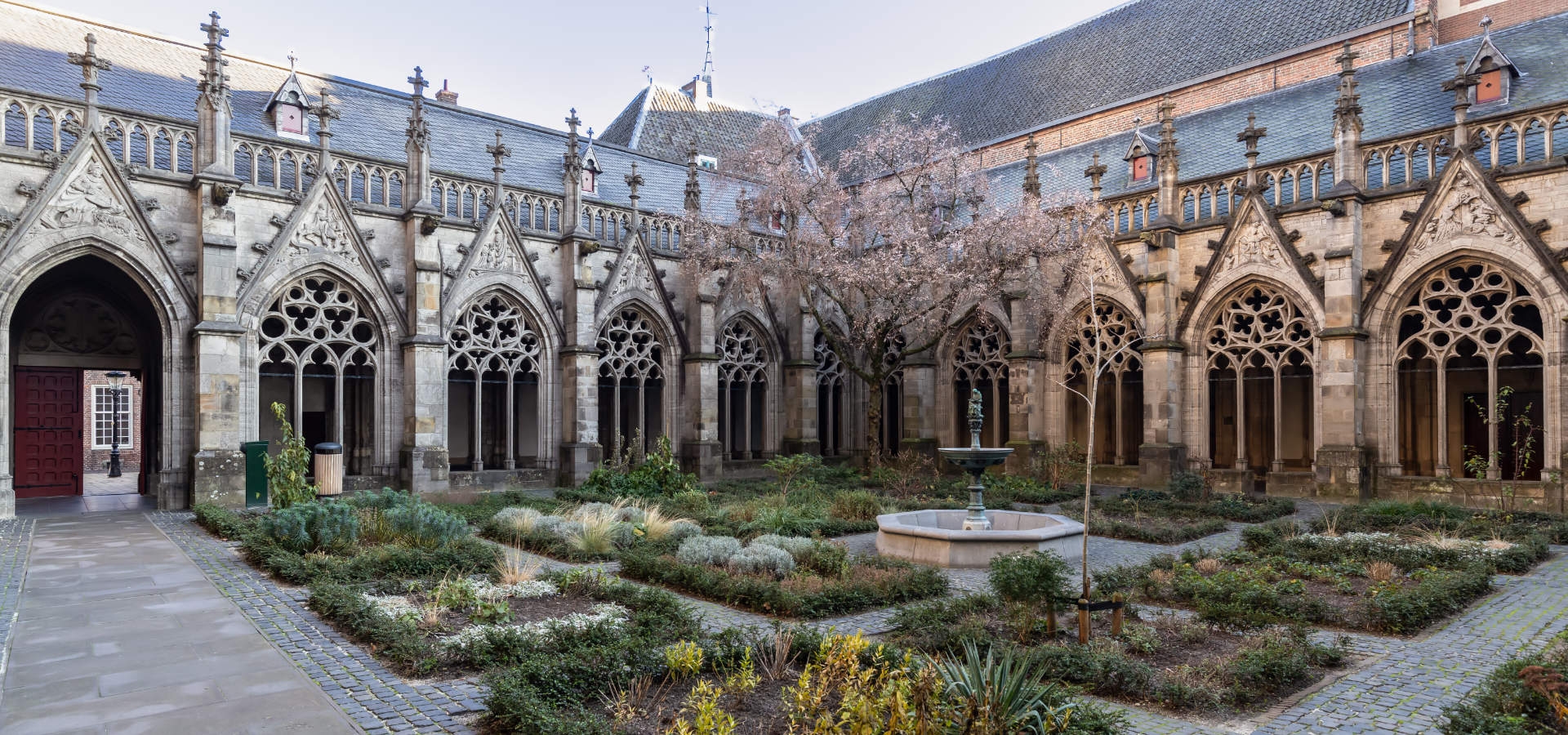 Middeleeuwse kloostertuin achter de Dom van Utrecht.