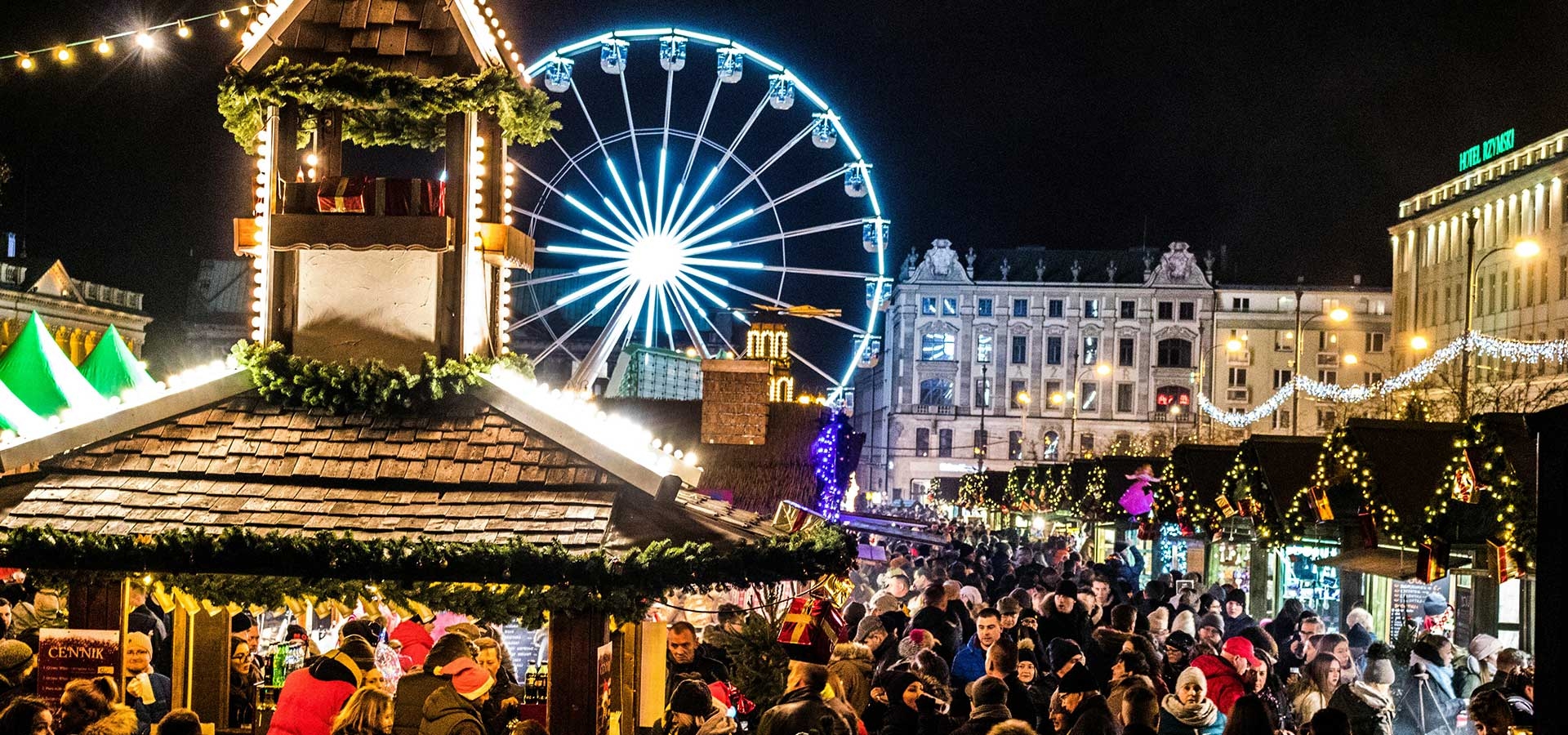 Sfeervolle kerstmarkt in Oost-Europa met lichtjes