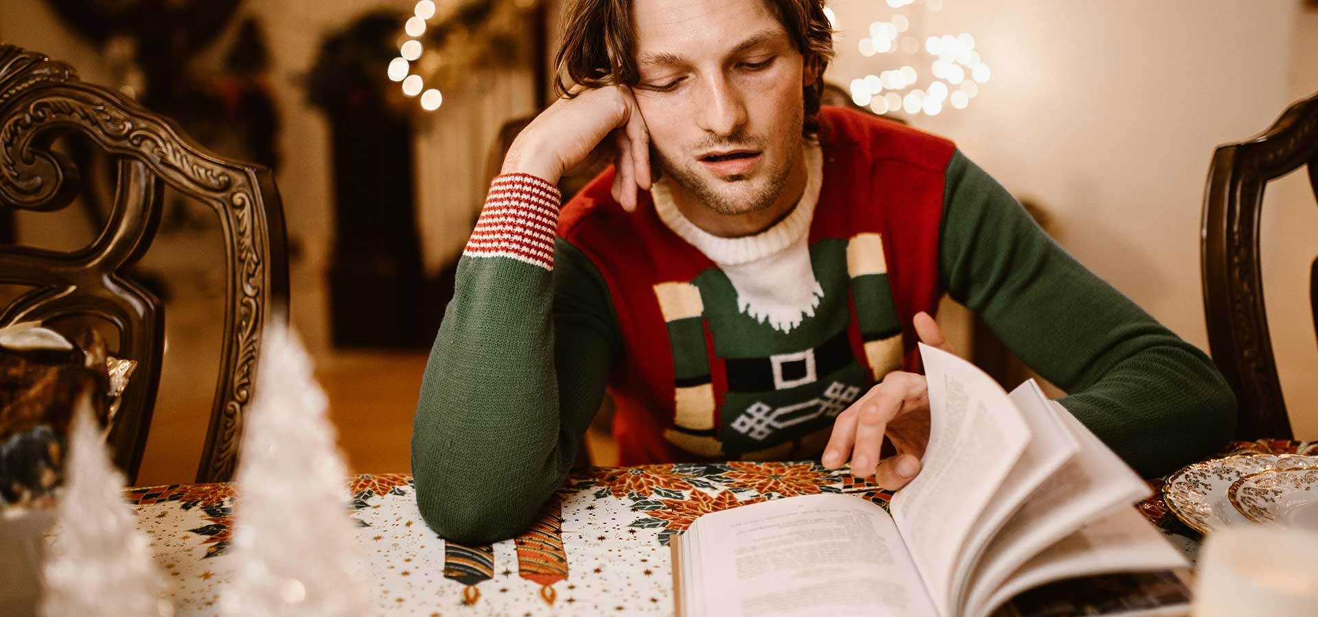 Ontspannen lezen met een kop warme drank tijdens kerst