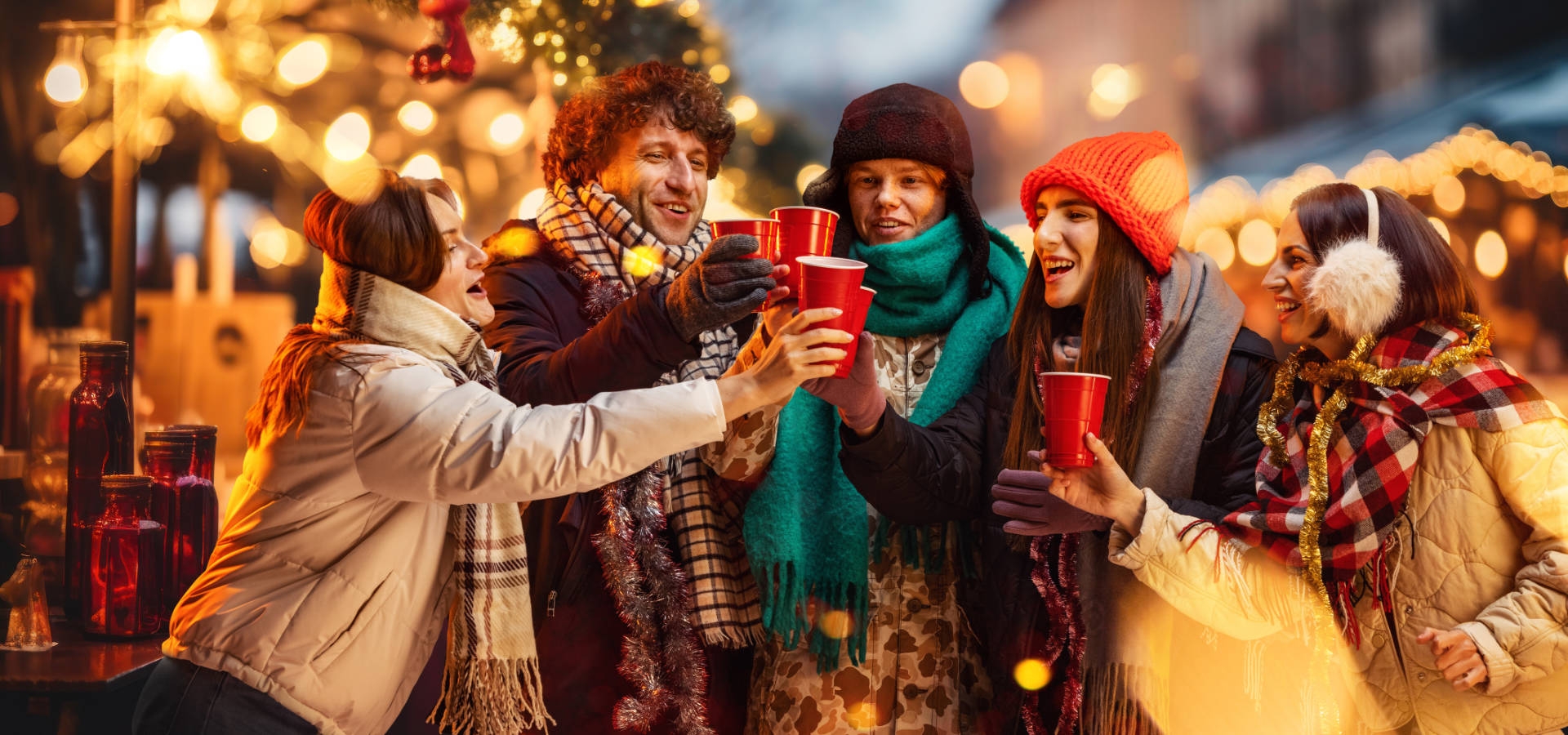 Een heerlijke warme drank: gluhwein om tijdens een koude kerstmarkt op te warmen.