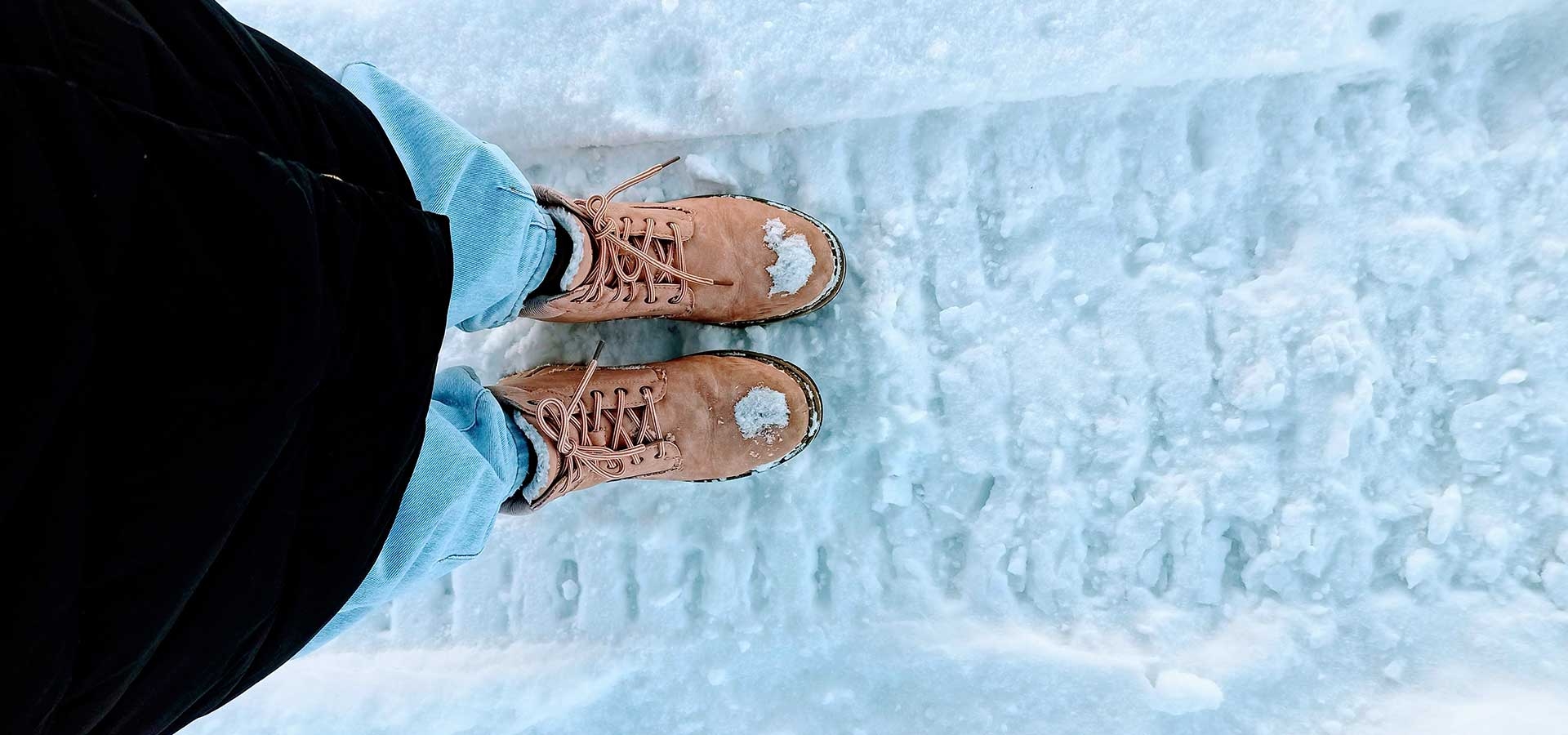 Warme winterschoenen en dikke sokken voor een comfortabel bezoek aan de kerstmarkt