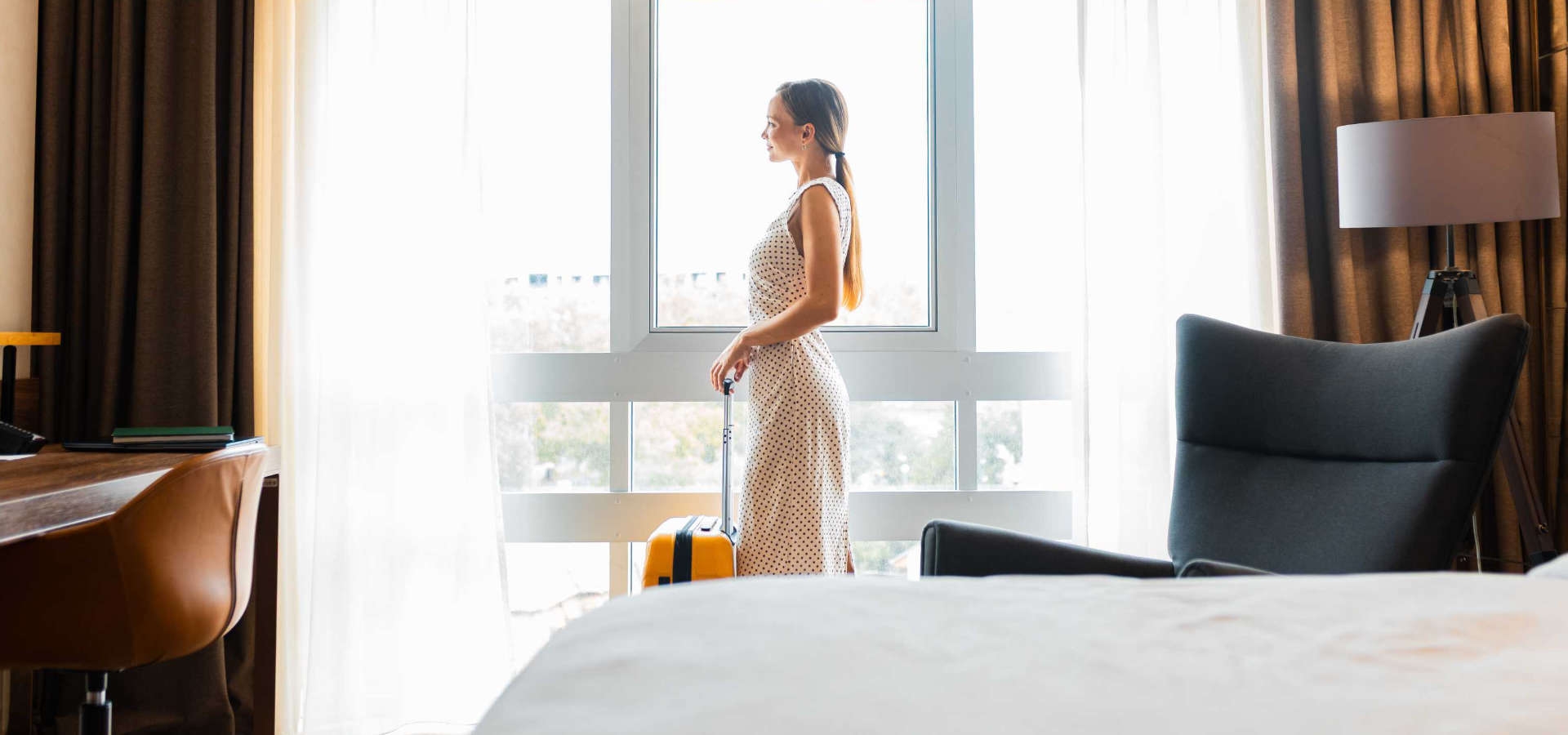 Wellnessaccommodatie in winters landschap met jacuzzi en sneeuw