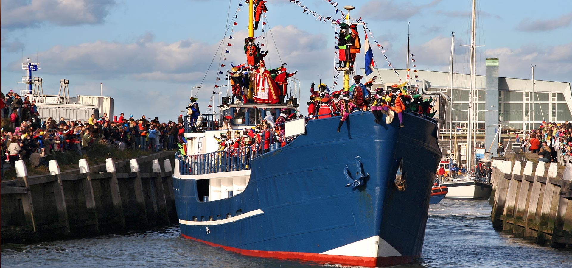 Sinterklaas komt met zijn stoomboot aan in Nederland