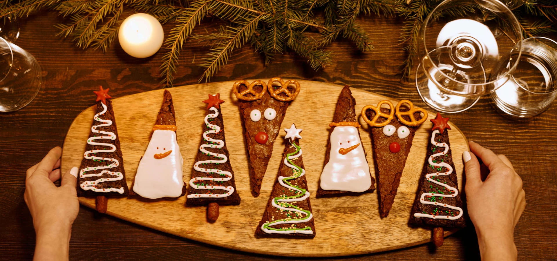 Schaal met kerstkoekjes, warme chocolademelk en glühwein op tafel